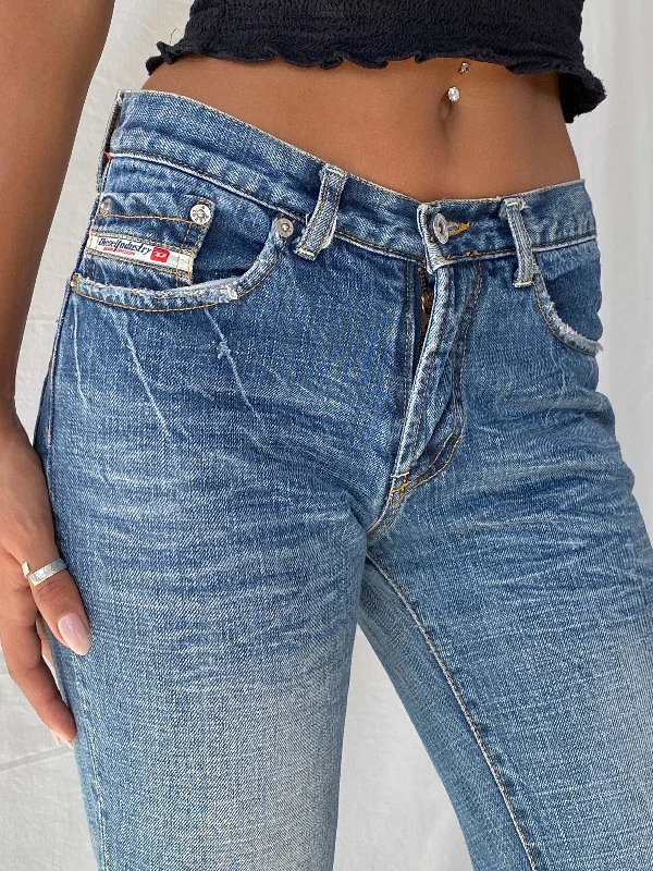 Diesel Industry Denim Division Mid Rise Washed Flare Jeans - 34EUR Stylish High-Waisted Denim Diesel Industry Denim Division Mid Rise Washed Flare Jeans - 34EUR Stylish High-Waisted Denim